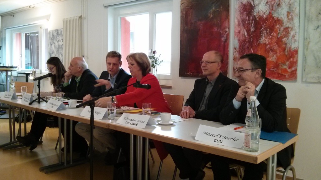 Podium des „KandidatInnen-Cafés“. V. l. n. r.: Julia Fiedler (Piratenpartei), Alexander Schoch (Bündnis 90/Die Grünen), Norman Schuster (FDP), Sabine Wölfle (SPD), Alexander Kauz (Die Linke) und Marcel Schwehr (CDU).