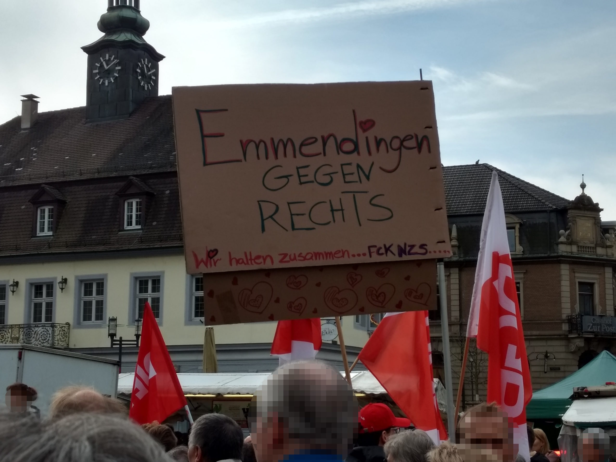 Transparent mit der Aufschrift „Emmendingen gegen Rechts – Wir halten zusammen…FCKNZS…“.